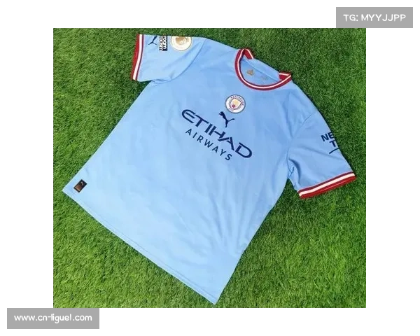 足球球衣设计新趋势:曼城发布队徽印花训练服